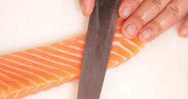 itamae chef snijden Zalm vlees fos sashimi - traditioneel Japans voedsel. - dichtbij omhoog, langzaam beweging video