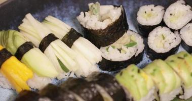 Reihe von Sushi-Rollen und Nigiri-Sushi in einem japanischen Restaurant. - Nahaufnahme video