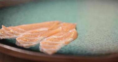 trois morceaux de sashimi de saumon sur une assiette. - photo en gros plan video