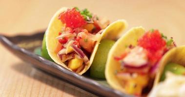 sushi coloré dans des tacos croustillants sur une assiette rectangulaire - panoramique au ralenti à droite video