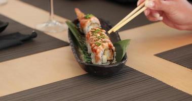 Garnelen-Tempura-Sushi-Rollen mit Essstäbchen in einem japanischen Restaurant essen - Nahaufnahme video