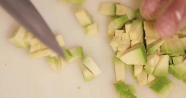 Draufsicht auf gehackte Avocado-Früchte für die Sushi-Zubereitung - Nahaufnahme video