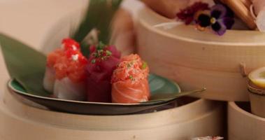 deliciosos rollos de sashimi en un plato - primer plano video