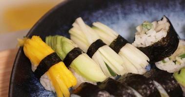 Platte mit köstlichen Sushi-Rollen und Nigiri-Sushi. traditionelle japanische küche. - Nahaufnahme - Gleitschuss video