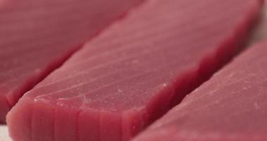 frischer roher Thunfisch für Sashimi über einem Seidenpapier, um Wasser aus Fleisch in einem japanischen Restaurant zu absorbieren. - Nahaufnahme - Slider-Aufnahme