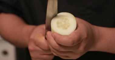 chef-kok hand- snijdend de komkommer vel voorbereidingen treffen voor komkommer sushi rollen recept. - dichtbij omhoog schot video