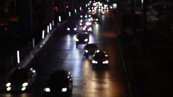 sfocato video Visualizza di notte traffico su il città strade di bangkok, il capitale città di della tailandese densamente popolato attività commerciale e finanziario centro, e molti turista destinazioni.