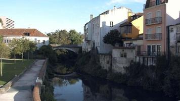 leiria, portugal - casas e prédios entre o rio lis em um dia ensolarado - plano médio video
