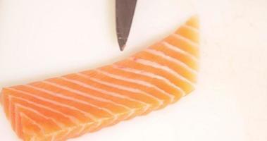 Schneiden von köstlichem frischem Thunfischfleisch für Kabuki-Sushi - Nahaufnahme video