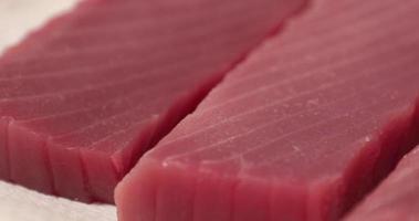 vista de cerca del filete de atún rojo para sashimi en la cocina de un restaurante japonés. - tiro deslizante video