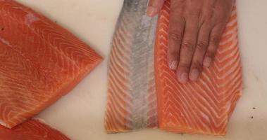 fileteado de delicioso salmón fresco para sushi - cámara lenta video