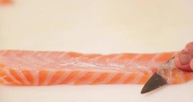 Sorgfältiges Schneiden von frischem Thunfischfleisch - Kabuki-Sushi - Zeitlupe