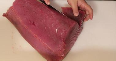 Schneiden von frischem Thunfischfleisch für ein Sushi-Rezept - Overhead-Slowmo-Aufnahme