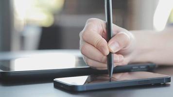 asiatico colleghi uomo e donna discutere e Lavorando con il computer portatile computer su ufficio scrivania nel il ufficio video