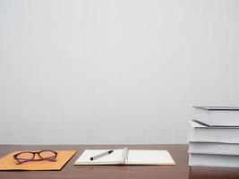 libros con diario en la mesa de trabajo del escritorio del espacio de copia del empleado de la oficina foto