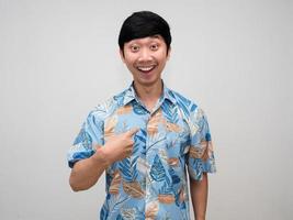 alegre toursim hombre playa camisa sonrisa y emocionado apuntar con el dedo a sí mismo aislado foto