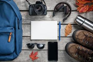 conjunto de cosas de viaje sobre fondo de madera foto