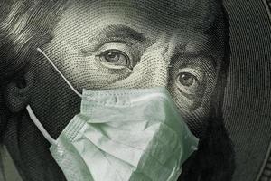 retrato de benjamin franklin billetes de 100 dólares con una máscara médica del coronavirus covid-19. foto