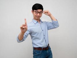 hombre de negocios positivo usar anteojos mostrar señalar con el dedo arriba posando confiado aislado foto