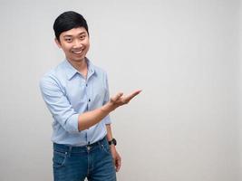 hombre asiático alegre gesto sugerir copia espacio aislado foto