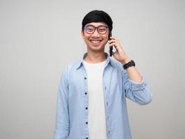 hombre positivo usar gafas hablando teléfono móvil feliz sonrisa aislado foto