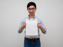 hombre de negocios positivo usar gafas sonrisa confiada mostrar de pie documento de tablero de madera aislado foto