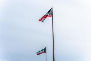 bandera de kuwait ondeando en el cielo foto