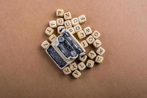 cubos de letras hechos de madera alrededor de una máquina de escribir foto