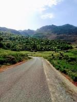 camino de ripio a través del campo y las montañas foto