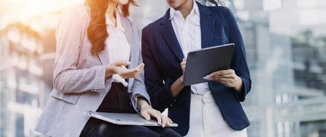 trabajando juntos en el proyecto. dos jóvenes colegas de negocios que trabajan en la computadora foto