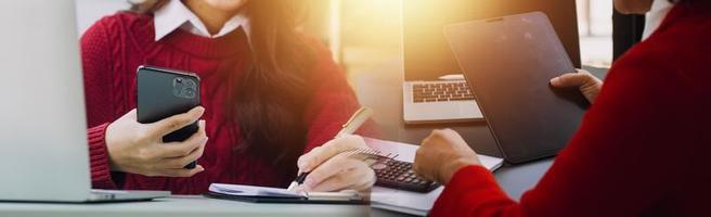 hombre de negocios casual que trabaja usando un teléfono móvil escribiendo una computadora portátil de chat móvil contáctenos en los lugares de trabajo, planificando ideas inversores buscando en Internet, ideas conectando personas. foto