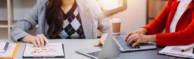 hombre de negocios casual que trabaja usando un teléfono móvil escribiendo una computadora portátil de chat móvil contáctenos en los lugares de trabajo, planificando ideas inversores buscando en Internet, ideas conectando personas. foto