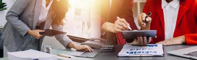 hombre de negocios casual que trabaja usando un teléfono móvil escribiendo una computadora portátil de chat móvil contáctenos en los lugares de trabajo, planificando ideas inversores buscando en Internet, ideas conectando personas. foto