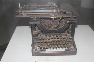 an old typewriter in a museum, a picture of an old typewriter photo