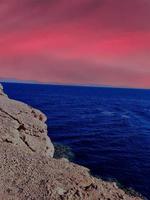 vista panorámica de la vista al mar y las montañas al atardecer en el sinaí, egipto foto