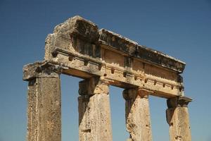 ciudad antigua de hierápolis en pamukkale, denizli, turkiye foto