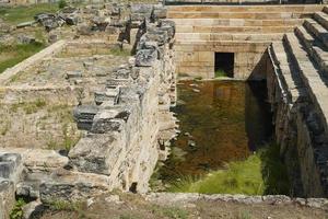 agua de manantial en la ciudad antigua de hierápolis en pamukkale, denizli, turkiye foto