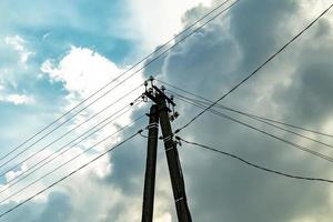 Poste eléctrico de potencia con cable de línea sobre fondo de color cerrar foto