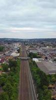 imagens de alto ângulo do trem ferroviário britânico nos trilhos, video