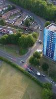 Hochwinkelaufnahmen von Immobilienhäusern und Wohnhäusern der asiatischen pakistanischen und kaschmirischen muslimischen Gemeinde in der Stadt Luton in England, Großbritannien, Aufnahmen von Drohnen video