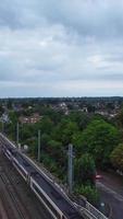 imágenes de alto ángulo del tren ferroviario británico en las vías, video