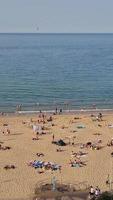 bellissimo metraggio di persone a un' sabbioso spiaggia di Inghilterra video