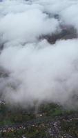 bovenstaand de wolken en lucht filmmateriaal. antenne visie gevangen genomen met drone's camera video