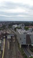 imagens aéreas de trilhos de trem passando pela cidade de luton, na inglaterra. videoclipe vertical e estilo retrato foi capturado com a câmera do drone video