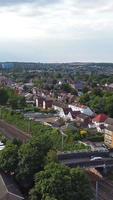 imagens aéreas de trilhos de trem passando pela cidade de luton, na inglaterra. videoclipe vertical e estilo retrato foi capturado com a câmera do drone video