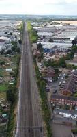 imagens aéreas de trilhos de trem passando pela cidade de luton, na inglaterra. videoclipe vertical e estilo retrato foi capturado com a câmera do drone video