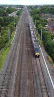 imágenes aéreas de las vías del tren que pasan por la ciudad de luton en inglaterra. videoclip de estilo vertical y vertical fue capturado con la cámara de un dron video