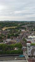 imagens aéreas de trilhos de trem passando pela cidade de luton, na inglaterra. videoclipe vertical e estilo retrato foi capturado com a câmera do drone video