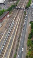 imagens aéreas de trilhos de trem passando pela cidade de luton, na inglaterra. videoclipe vertical e estilo retrato foi capturado com a câmera do drone video