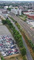 images aériennes de voies ferrées traversant la ville de luton en angleterre. le clip vidéo de style vertical et portrait a été capturé avec la caméra du drone video